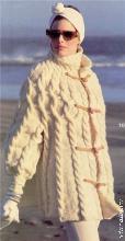 Вязаное пальто с аранами