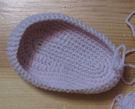 Вязаное пинетки для новорожденного